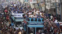 Ribuan orang warga Bandung menyambut pemain Persib saat Juara Piala Presiden, Minggu (25/10/2015). (Bola.com/Nicklas Hanoatubun)