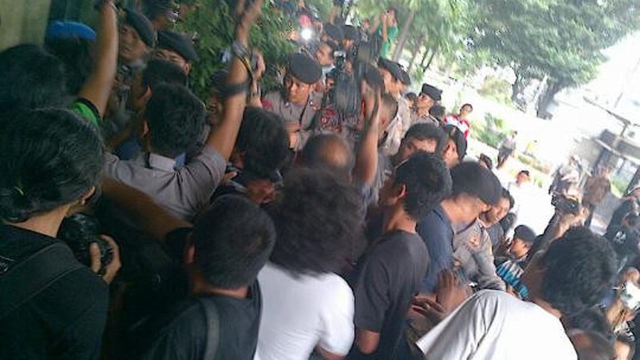 Ricuh saat pemeriksaan istri Anas