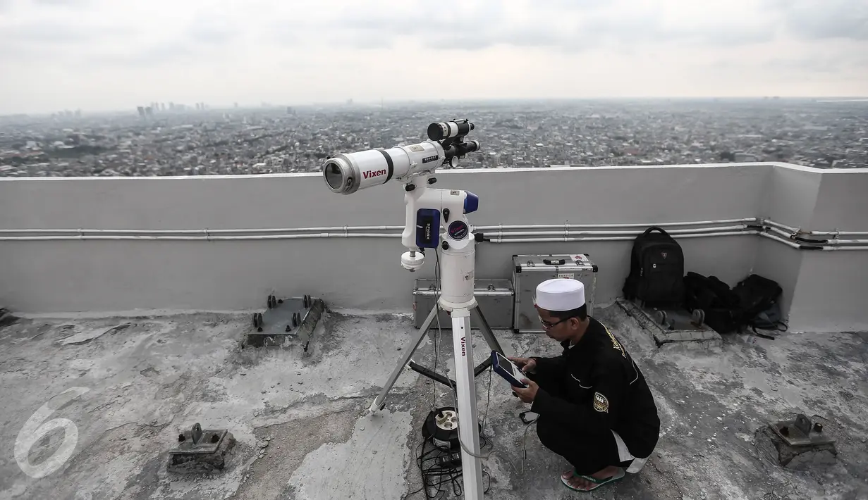 Petugas dari PBNU saat mencoba melihat hilal di lantai atas Gedung Seasons City, Jakarta, Minggu (5/6/2016). Penglihatan Hilal dan Rukyat tersebut dilakukan untuk menetapkan awal Ramadhan 1437 Hijriah. (liputan6.com/Faizal Fanani)