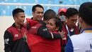 Peluk haru pun langsung diberikan oleh para rekan sesama atlet. (Bola.com/Ikhwan Yanuar)