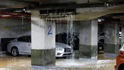 Air bocor ke tempat parkir bawah tanah di New York, Amerika Serikat, Senin (13/1/2020). Banjir diakibatkan rusaknya saluran air utama yang berdiameter tiga kaki. (AP Photo/Richard Drew)