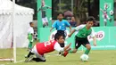 Anak-anak bertanding sepak bola pada babak 16 Besar MILO Football Championship Jakarta 2019 di Lapangan Banteng, Jakarta, Sabtu (2/3). Kegiatan ini bertujuan untuk mendorong gaya hidup sehat dan mengampanyekan olahraga. (Liputan6.com/Pool/Image Dynamics)
