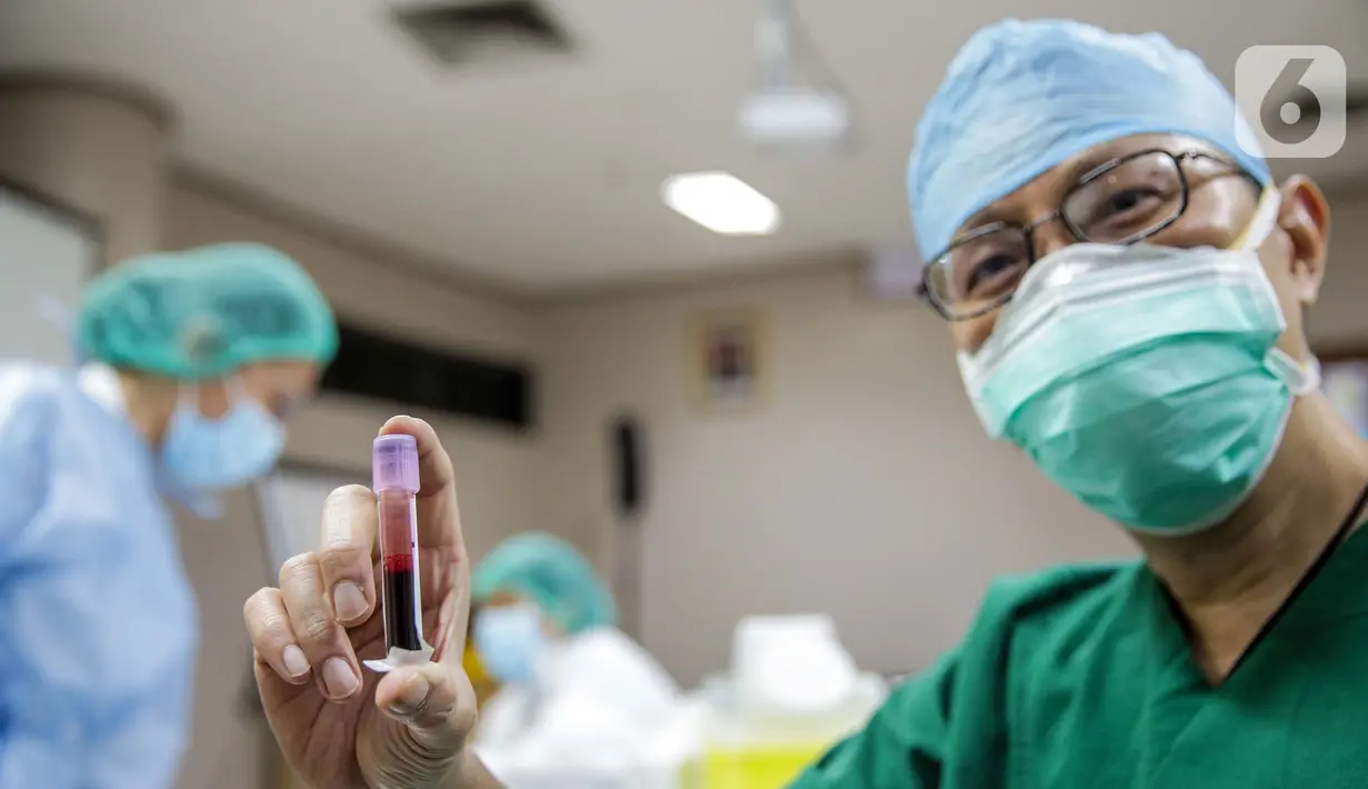 Petugas medis menunjukkan Tes serologi COVID-19 di RS Siloam Kebon Jeruk, Jakarta, Selasa (11/8/2020). Tes serologi antibodi SARS-CoV-2 berbasis lab adalah tes untuk mendeteksi antibodi baik Imunoglobulin M (IgM) dan Imunoglobulin G (IgG) terhadap SARS-CoV-2 dalam darah. (Liputan6.com/Faizal Fanani)