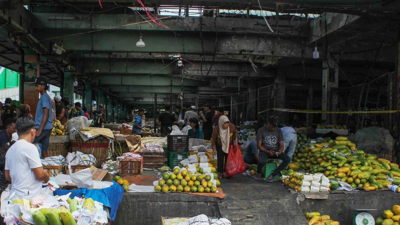FOTO: Aktivitas Pedagang Buah Kramat Jati Kembali Berjalan Usai Kebakaran