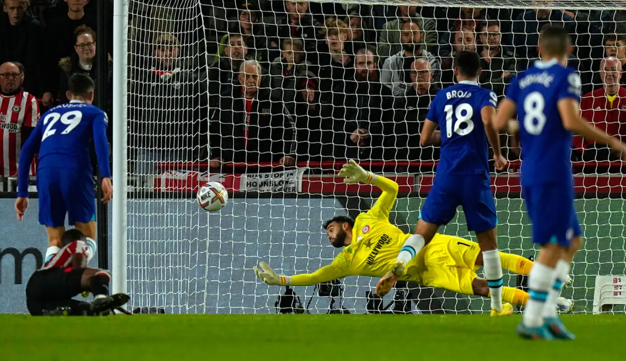 Penjaga gawang Brentford David Raya (tengah) melakukan penyelamatan saat melawan Chelsea pada pertandingan sepak bola Liga Inggris di Stadion Gtech Community, London, Inggris, 19 Oktober 2022. Pertandingan berakhir imbang 0-0. (AP Photo/Alastair Grant)