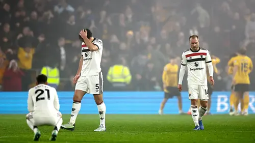 <p>Gelandang Manchester United asal Brasil Antony, bek Manchester United asal Inggris Harry Maguire (tengah) dan gelandang Manchester United asal Denmark Christian Eriksen (kanan) bereaksi setelah penyerang Wolverhampton Wanderers asal Korea Selatan Hwang Hee-chan mencetak gol kedua tim selama pertandingan Inggris/HENRY NICHOLLS / AFP</p>