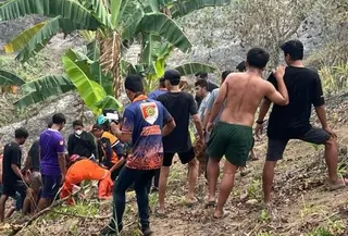 Seorang pria berinisial LJ (60) meninggal dunia setelah mengalami luka bakar serius saat berupaya memadamkan kebakaran hutan dan lahan (karhutla) di kawasan perkebunan Jalan Anggur, Kelurahan Sidodadi, Samarinda, Kalimantan Timur. (Foto: Antara)