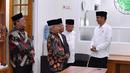 Presiden Jokowi (kanan) berbincang dengan ulama saat berkunjung ke Kantor Majelis Ulama Indonesia (MUI) Jawa Barat, Selasa (17/4). Kedatangan Jokowi ke Kantor MUI Jabar untuk meninjau sekaligus sebagai kunjungan balasan. (Liputan6/Pool/Biro Pers Setpres)