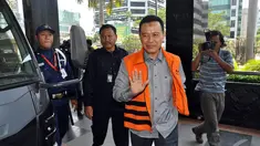 Bupati Karawang Ade Swara, saat tiba di gedung KPK, Jakarta, Selasa (23/9/2014) (Liputan6.com/Miftahul Hayat)