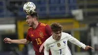 Bek Spanyol Aymeric Laporte dan penyerang Prancis Antoine Griezmann berebut bola pada laga final UEFA Nations League 2021 melawan Spanyol di San Siro, Milan, Senin (11/10/2021) dini hari WIB. Prancis keluar sebagai juara UEFA Nations League 2021 setelah menumbangkan Spanyol 2-1. (AP Photo/Luca Bruno