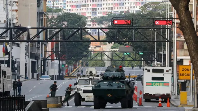 Kendaraan lapis baja Garda Nasional memblokir sebuah jalan yang mengarah ke Istana Kepresidenan Miraflores di Caracas, Venezuela, Sabtu, (3/1/2026) di tengah eskalasi ketegangan pasca penangkapan Presiden Nicolas Maduro dan istri oleh Amerika Serikat.