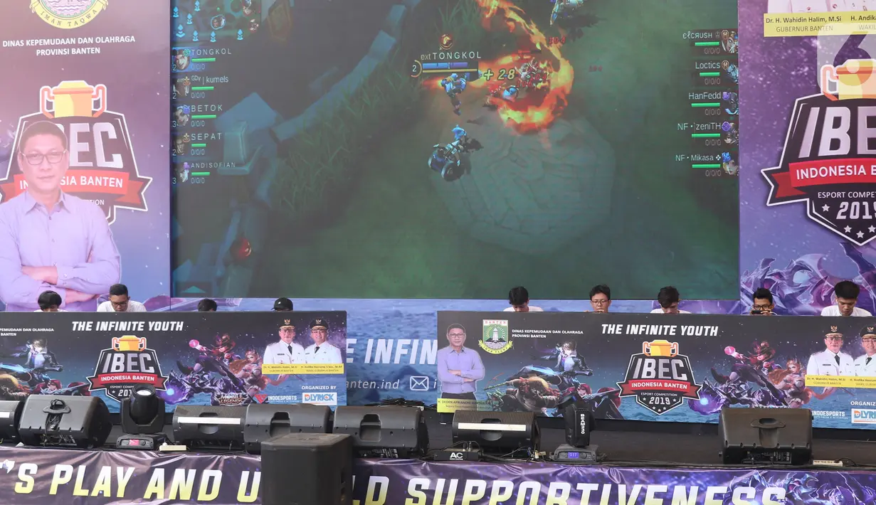 Suasana pertandingan gim Mobile Legend dalam turnamen esports bertajuk Indonesia Banten Esports Competition (IBEC) 2019 di BSD, TangSel, Sabtu (2/11/2019). Pemprov Banten menggelar turnamen IBEC 2019 untuk mendukung olahraga esport yang tengah diminati kalangan muda. (Liputan6.com/Angga Yuniar)