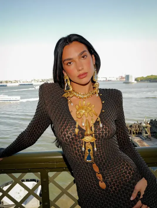 Sebagai seorang penyanyi, Dua Lipa dikenal dengan keberaniannya dalam mengenakan busana [@dualipa]