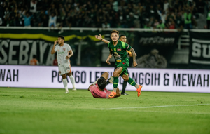 Paulo Gali Freitas beraksi dalam duel Persebaya Surabaya melawan Borneo FC di Stadion Gelora Bung Tomo, Surabaya, Sabtu (20/12/2025) malam. (Doc Persebaya)