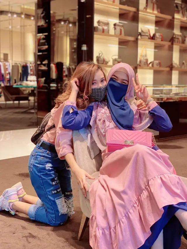 Jadi Bridesmaid, Ini 6 Potret Persahabatan Ria Ricis dan Marissa Chacha