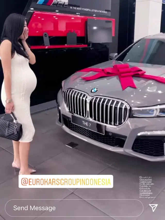 Sylvia Fully dapat hadiah mobil mewah. (Foto: Instagram @sylvia_fully88)