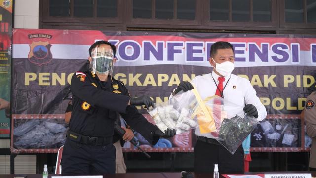 Bea Cukai Tanjung Emas Gagalkan Penyelundupan 1 Kg Sabu lewat ...