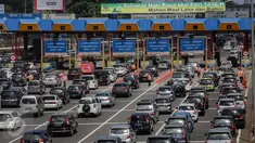 Sejumlah mobil melintas di Tol Jagorawi, Jakarta, Jumat (17/7/2015). Libur Idul Fitri dan cuti bersama dimanfaatkan warga Jakarta dan sekitarnya untuk bersilaturahmi dan berwisata bersama keluarga di sejumlah tempat wisata. (Liputan6.com/Faizal Fanani)