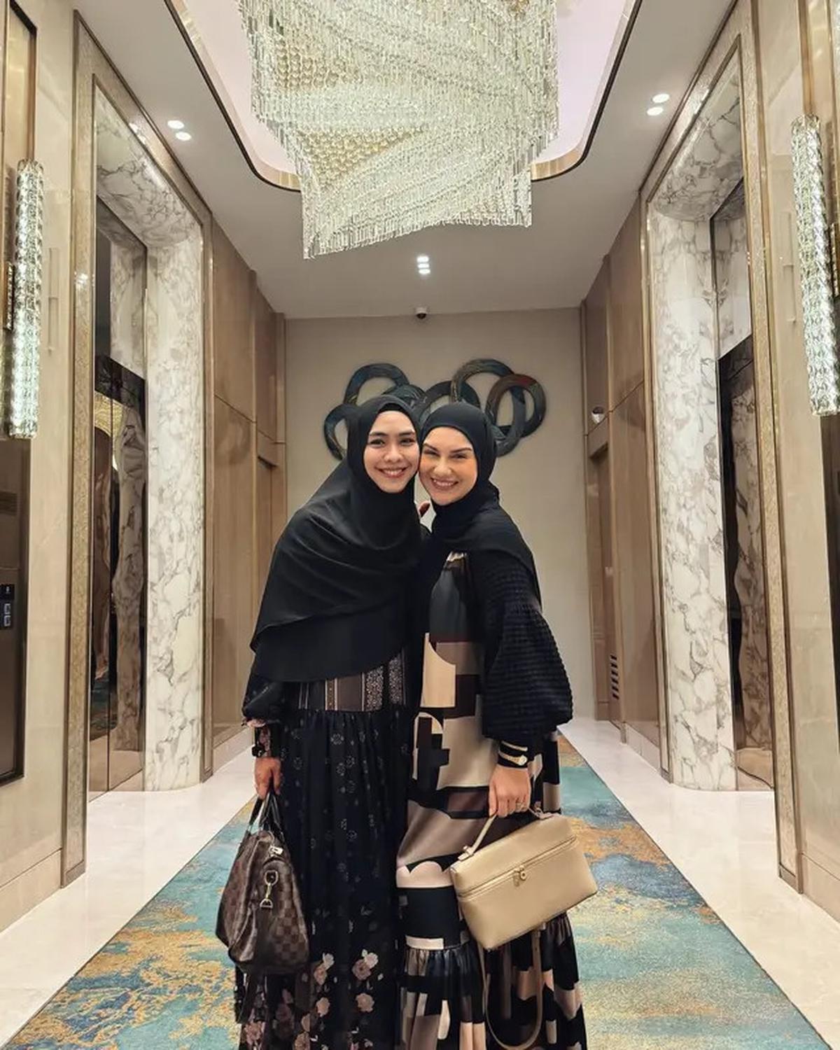 6 Model Gamis Hitam Elegan Irish Bella dan Setelan Hijabnya, Inspirasi Gaya Modis Ibu Muda Usia 30-an di 2025