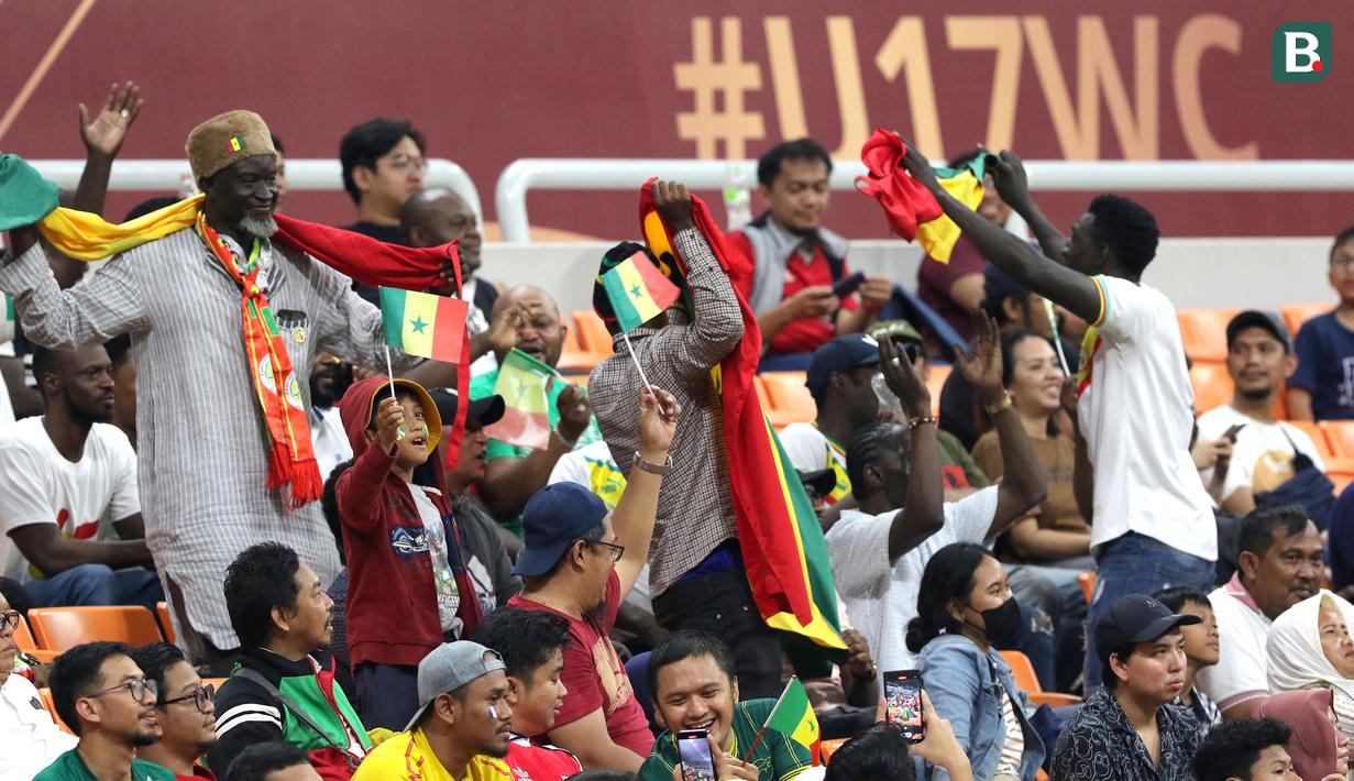 Sejumlah suporter Senegal melakukan chant untuk mendukung timnya pada laga 16 Besar Piala Dunia U-17 2023 antara Timnas Prancis U-17 melawan Timnas Senegal U-17 yang berlangsung di Jakarta Internetional Stadium (JIS), Jakarta, Rabu (22/11/2023). (Bola.com/Bagaskara Lazuardi)