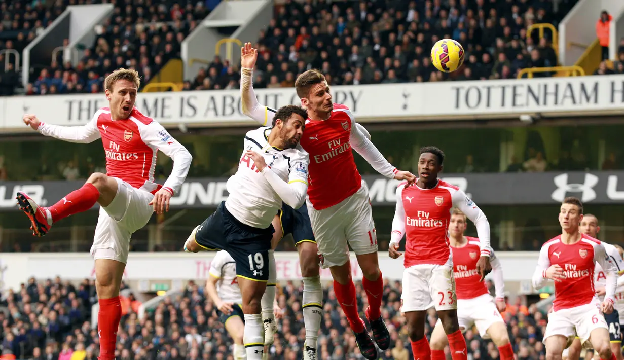 Pemain Tottenham, Mousa Dembele berusaha mencetak gol ke gawang Arsenal pada laga Liga Premier di Stadion White Hart Lane, Inggris, Sabtu (7/2/2015). (EPA/Sean Dempsey)