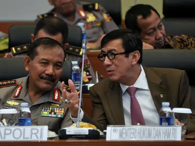 Kapolri Badrodin Haiti (kiri) berbincang dengan Menkumham Yasonna Laoly disela rapat di DPR,  Jakarta, Rabu (9/9/2015). (Liputan6.com/Johan Tallo)
