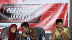 Komisioner KPUD DKI Jakarta, Betty Epsilon Idroos (kiri) menyimak penuturan Usep S Ahyar saat diskusi di gedung KPUD Jakarta, Kamis (12/1). Diskusi membahas Menakar Efektifitas Debat, Meraih Simpati Publik. (Liputan6.com/Helmi Fithriansyah)
