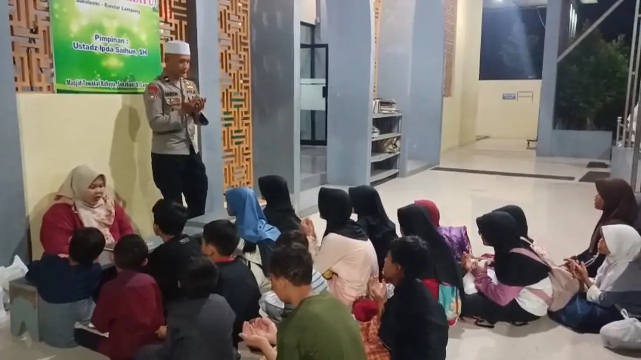Polisi di Lampung Nyambi Mengajar Mengaji