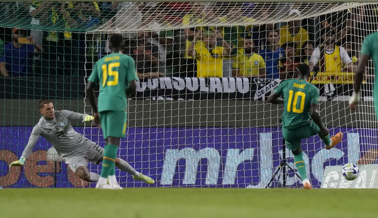Senegal mendapatkan penalti pada menit ke-90 lewat tujuh menit.  Mane maju sebagai eksekutor dan sukses membawa negaranya menang 4-2. (AP Photo/Armando Franca)