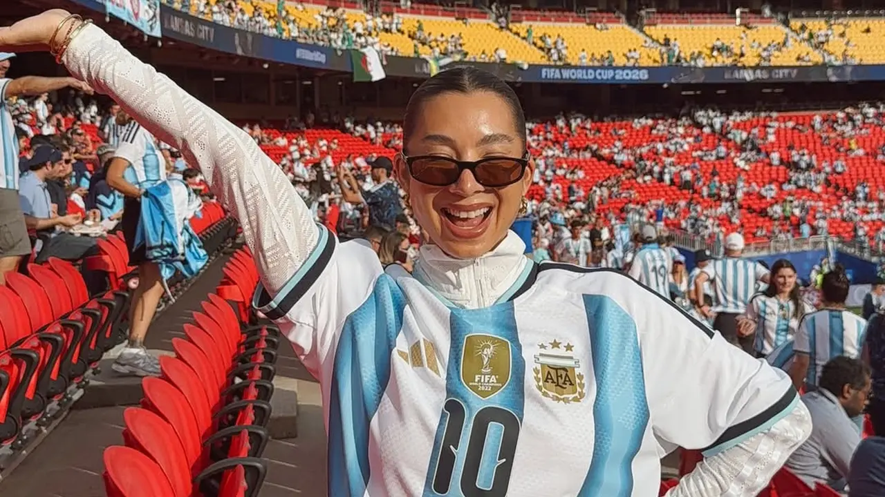 Pesona Eksotis Sleek Jennifer Bachdim Saat Nonton Piala Dunia 2026, Dukung Argentina dari Arrowhead Stadium