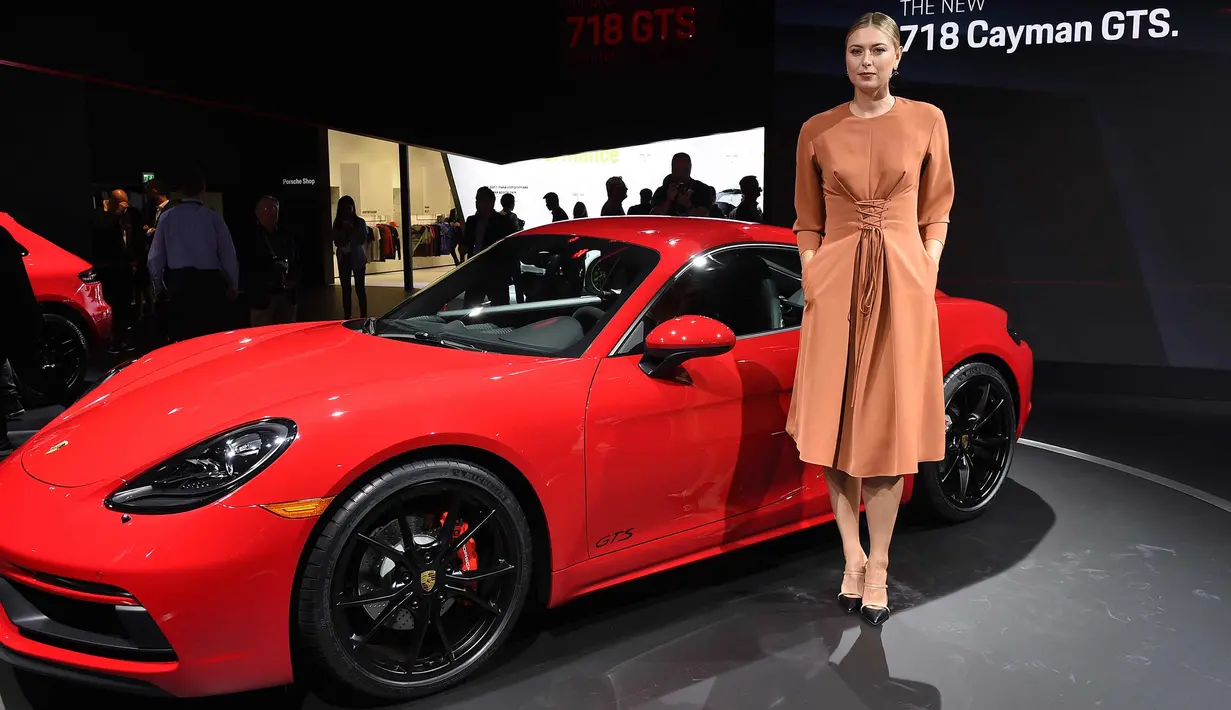 Petenis Rusia, Maria Sharapova berpose disamping Porsche 718 Cayman GTS selama pameran mobil AutoMobility LA, California (29/11). Petenis bertinggi badan 1,88 meter itu memperkenalkan mobil terbaru milik Porsche. (AFP/Kevork Djansezian)
