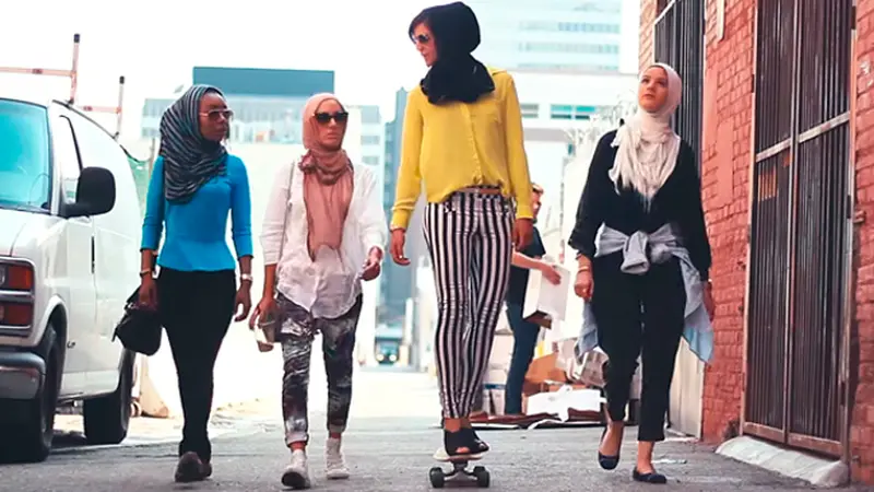 Kata Siapa Wanita Muslim Berhijab Tak Bisa Tampil Hipster?