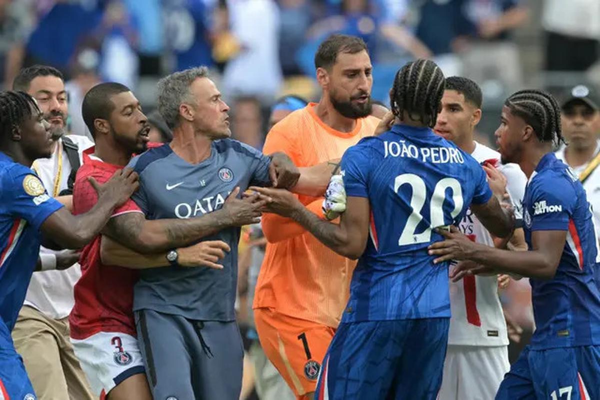 Pelatih PSG Luis Enrique Klarifikasi Insiden dengan Joao Pedro