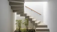 7 Desain Tangga Beton Rumah Sempit yang Kokoh, Hemat Ruang, dan Estetik