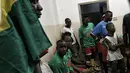 Pemain Mali sedang bersiap bermain melawan Guinea dalam turnamen sepak bola untuk kaum migran dan orang asing bertajuk "Balon Mundial" yang  diikuti 35 timnas putra dan 11 timnas putri. (AFP PHOTO/MARCO BERTORELLO)