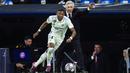 Pelatih kepala Real Madrid, Carlo Ancelotti (kanan) memberikan instruksi kepada pemainnya, David Alaba pada laga leg pertama perempat final Liga Champions 2022/2023 di Santiago Bernabeu, Madrid, Kamis (13/04/2023) WIB. Los Blancos menang dengan skor 2-0. (AP Photo/Jose Breton)