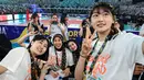 <p>Pemain Red Sparks, An Ye-rim (kanan), Yeum Hye-seon (kiri), Megawati Hangestri (tengah kiri) dan pemain Indonesia All Star Hany Budiarti (tengah kanan) berswafoto saat acara fans signing Fun Volleyball 2024 di Indonesia Arena, Senayan, Jakarta, Sabtu (20/04/2024). (Bola.com/Bagaskara Lazuardi)</p>