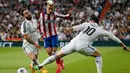 Penyerang Atletico Madrid, Antoine Griezmann (tengah) berusaha melewati dua pemain Real Madrid di leg kedua 8 besar Liga Champions di Santiago Bernabeu Stadium, Kamis (23/4/2015). Real Madrid menang 1-0 atas Atletico Madrid. (Reuters/Juan Medina)