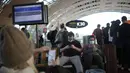 Penumpang menunggu untuk naik pesawat ke New York di bandara Charles de Gaulle, utara Paris, Senin (8/11/2021). Pencabutan pembatasan perjalanan memungkinkan wisatawan untuk melakukan perjalanan yang lama tertunda. (AP Photo/Christophe Ena)