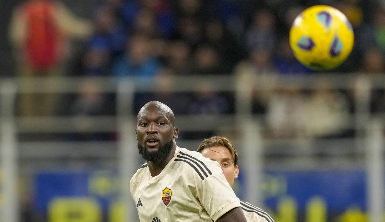 Pemain AS Roma, Romelu Lukaku (kiri) berusaha mengontrol bola saat pertandingan pekan ke-10 Liga Italia 2023/2024 melawan Inter Milan yang berlangsung di San Siro Stadium, Milan, Minggu (29/10/2023). (AP Photo/Antonio Calanni)