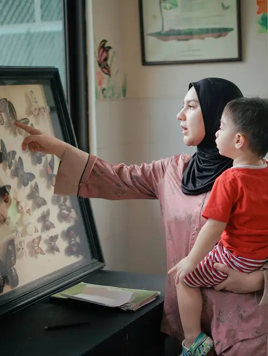 Selain liburan, ternyata dalam momen ini pun bisa mengajak buah hati untuk belajar mengenal hewan-hewan. Seperti melihat jenis-jenis kupu-kupu yang telah diawetkan tersebut. (Liputan6.com/IG/@_irishbella_)