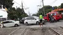 Kendaraan menyeberangi perlintasan kereta api di Lenteng Agung, Jakarta, Selasa (13/3). Untuk mengurai kemacetan imbas antrian kendaraan berputar balik di pintu kereta IISIP, Pemprov DKI berencana membangun flyover U-Turn. (Liputan6.com/Immanuel Antonius)