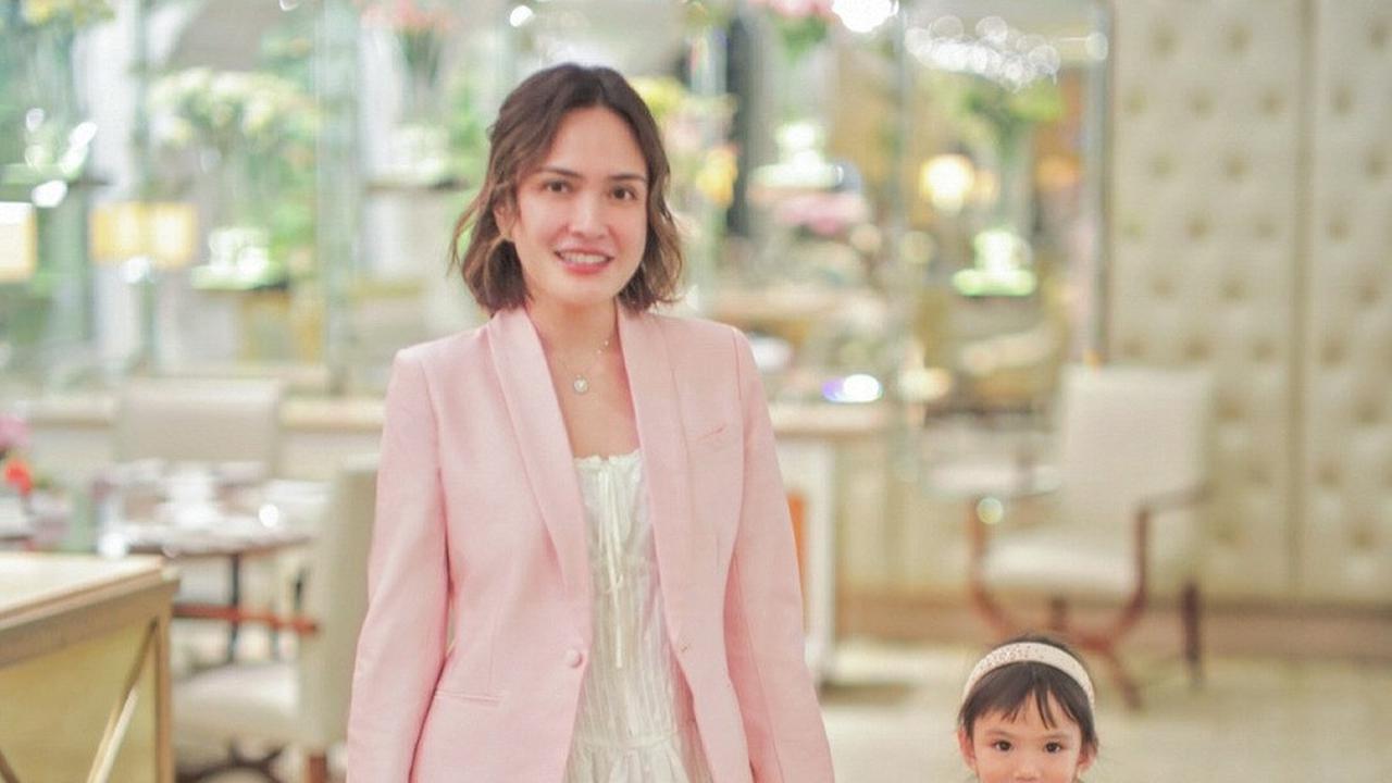 7 Potret Shandy Aulia Photoshoot Bareng Anak, Kompak Pakai Baju Pink dan Berpose Centil