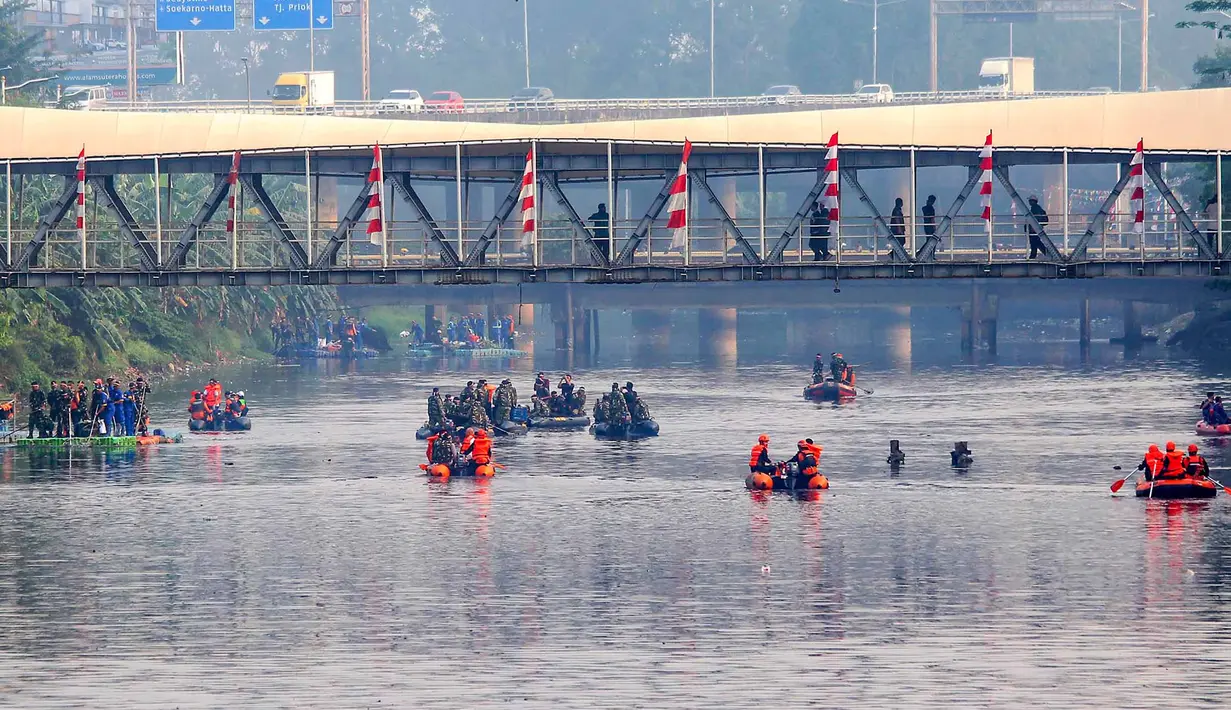 Ratusan personel gabungan TNI/ POLRI dan petugas penanganan prasarana dan sarana umum (PPSU) mengangkat sampah liar di Kanal Banjir Barat kawasan RPTRA Kalijodoh Jakarta, Sabtu , 15 Agustus 2026. (KLY/ Arie Basuki).
