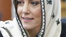 Reaksi Princess of Wales, Kate Middleton saat mengunjungi Hayes Muslim Centre yang berada di London, Inggris, Kamis (9/3/2023). Kate Middleton menutupi kepalanya dengan kerudung putih dengan detail sulaman hitam di tepinya dari merek Pakistan Élan. (Photo by Arthur Edwards / POOL / AFP)