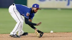 Pemain Texas Rangers, Jurickson Profar (19) berusaha menangkap bola pukulan grounder Cincinnati Reds, Tony Cruz selama inning ketujuh pertandingan bisbol pramusim di Arlington, Texas (26/3). Texas menang 6-5. (AP Photo/Brandon Wade)