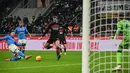 Zlatan Ibrahimovic merupakan salah satu striker andalan AC Milan. Usianya kini telah memasuki angka 40 tahun. Pada usia tersebut, Ibra berperan membawa Rossoneri juara Serie A musim ini. Pada 2021/2022, Ibrahimovic sukses mencetak 8 gol dan 3 assist di semua kompetisi. Ia tampil dalam 27 laga dengan rincian 1.167 menit bermain. (AFP/Miguel Medina)