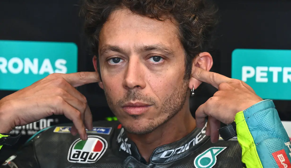 Keputusan VR46 merupakan akhir dari perjalanannya di dunia balap selama 26 tahun. Pebalap 42 tahun itu tercatat telah mengoleksi 115 kemenangan dan 199 kali naik podium, serta menjadi juara dunia sebanyak sembilan kali. (Foto: AFP/Joe Klamar)