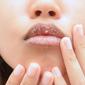 4 Cara Mengatasi Bibir Pecah Agar Bibirmu Kembali Sehat Lagi / copyright shutterstock