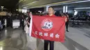 Suporter Timnas China menyambut kedatangan skuad The Dragons saat tiba di Terminal 3 Bandara Soekarno-Hatta, Tangerang, Senin (2/6/2025). (Bola.com/M Iqbal Ichsan)